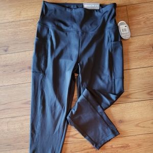 Mid calf capris black yoga pants.